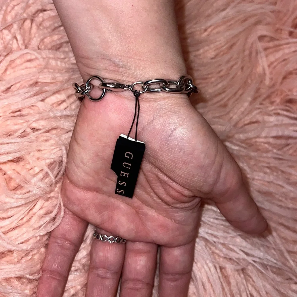 Guess - Picture 3 of 4